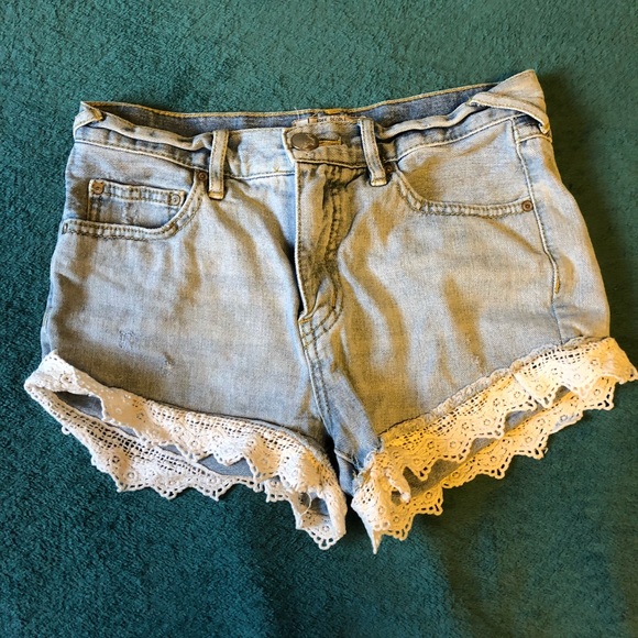 Free People Lacey denim shorts in daisy wash - Picture 2 of 2